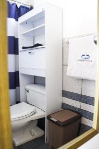 奇卡马港Delfines de Chicama Hotel的一间带卫生间和毛巾的小浴室