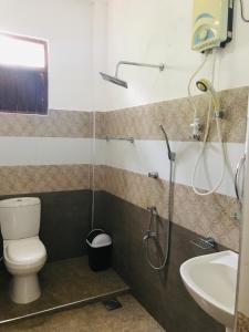 达瓦拉维Elephant Side Bungalow的带淋浴、卫生间和盥洗盆的浴室