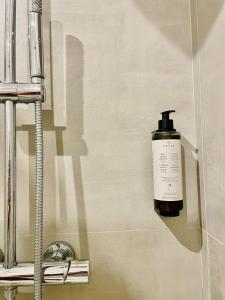 莱切Suite San Biagio的浴室墙上的一瓶肥皂