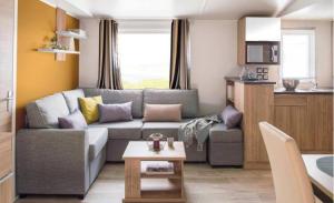 阿旺桥DOMAINE DE KERLANN-MH6PERS-2CH-grande terrasse-tout confort的带沙发的小客厅和厨房