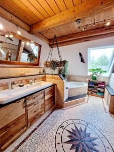 多瑙艾辛根Wood & Stone Lodge 1的带浴缸和盥洗盆的浴室