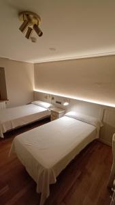 Casa Elisa Monegro.的一间卧室设有两张床和天花板