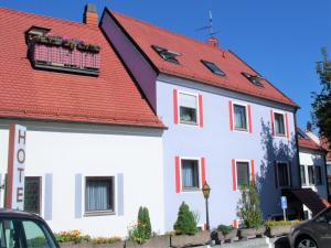 维尔茨堡布雷姆酒店的白色房子,有红色屋顶