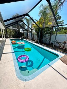 坦帕Heated Pool! Paradise in Midtown Tampa 3B2B的一个带度假式游泳池的游泳池