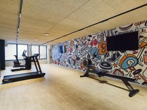 让蒂伊Hife Paris Gentilly的一间健身房,墙上涂有涂鸦