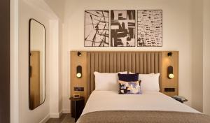 伦敦伦敦考文特花园馨乐庭霍尔本公寓的一间卧室配有一张带白色大床罩的床