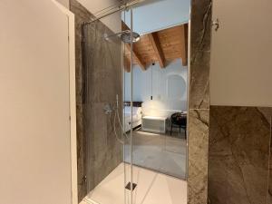 拉齐塞Agriturismo La Rondinella的卧室浴室内的玻璃淋浴间