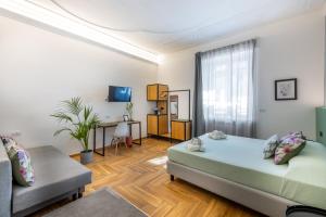热那亚URBANFLORA的客厅配有床和沙发