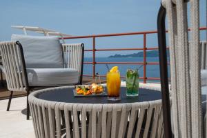 基亚瓦里Grand Hotel Torre Fara的阳台上的桌子上放着饮料和一盘食物