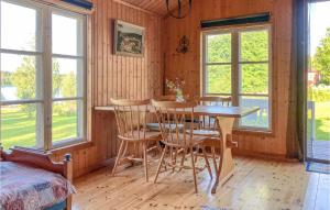 谢莱夫特奥Lovely Home In Skellefte With Kitchen的一间带桌椅和窗户的用餐室