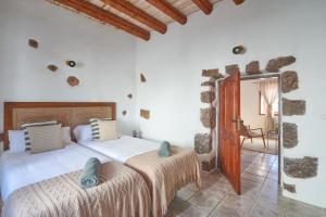 蒂纳霍Casa Rural Nel的一间卧室,卧室内配有一张大床