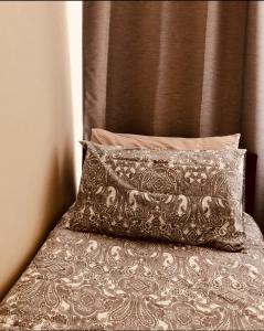 罗奇福德AC Lounge 36 (Room D)的配有枕头和棕色床头板的床