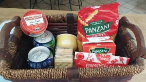 LantosqueMon gîte à Pélasque的桌上装满食物和小吃的篮子