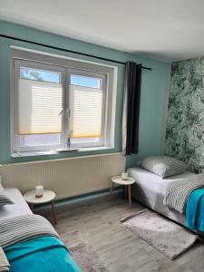 Bad BibraFerienhaus Herztor的一间卧室设有两张床和窗户。
