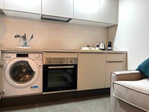 布雷西亚Ca'Sazen Trilo 19的厨房配有洗衣机和洗碗机