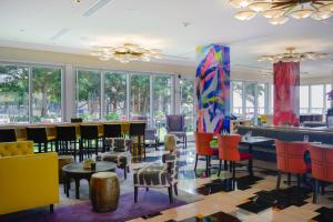 迈阿密艾康45楼奢华套房公寓的大堂设有色彩缤纷的桌椅和窗户。