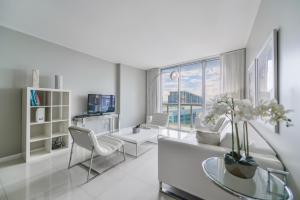 迈阿密艾康45楼奢华套房公寓的白色的客厅配有沙发和桌子