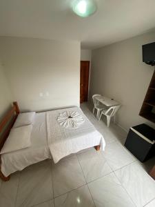 伊塔帕里卡岛维拉克鲁兹Chesmar Plaza Hotel的一间卧室配有一张床和一张桌子
