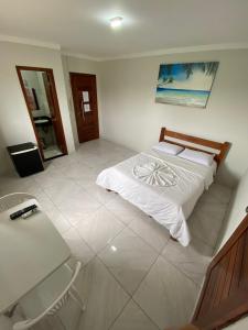 伊塔帕里卡岛维拉克鲁兹Chesmar Plaza Hotel的一间卧室配有一张床、一张桌子和一个水槽