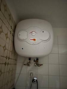 拉拉古纳Tantulia ficus loft的浴室里有一个脸部画的厕所