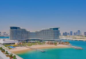多哈Waldorf Astoria Lusail, Doha的拥有海滩和大楼的大型酒店
