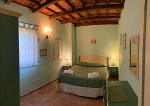 SellanoBorgo Di Fonni的一间卧室设有一张绿色的床和一个窗户。