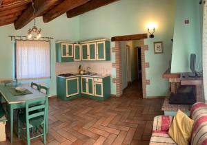 SellanoBorgo Di Fonni的一间厨房,内设绿色橱柜和一张桌子
