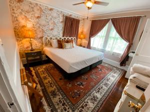 桑福德帕克普雷斯度假屋的一间卧室设有床、窗户和地毯。