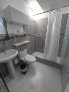 帕拉卡斯R. A. C. S.的浴室配有卫生间、盥洗盆和淋浴。