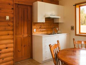 瓦尔达维德Kilomètre 42的厨房配有桌子、水槽和门