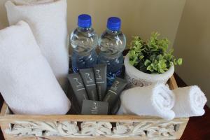 阿尔弗雷德港皇家宾馆的一个带两瓶水和毛巾的架子