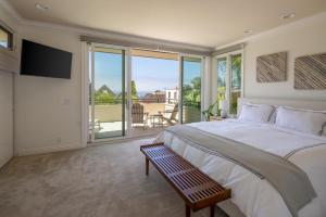 圣地亚哥Ocean View Del Mar Beach Home w Jacuzzi的一间带大床的卧室和一个阳台