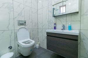 蒙巴萨Aqua apartments的一间带卫生间和水槽的浴室