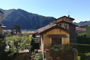 切尔诺比奥Traditional Piazza Home/Balcony/ Private Garden的一座小房子,后面有山