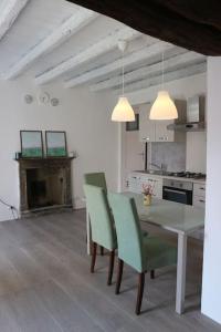切尔诺比奥Traditional Piazza Home/Balcony/ Private Garden的厨房配有桌椅和壁炉。