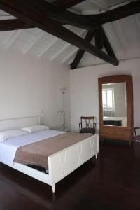 切尔诺比奥Traditional Piazza Home/Balcony/ Private Garden的卧室配有一张白色大床和镜子