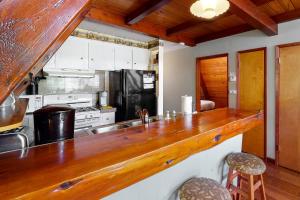 巴斯莱克Alford Family Lodge的一个带大型木制台面的厨房