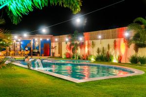 圣米格尔-杜戈斯托苏Solarium de Gostoso的夜间在院子里的游泳池