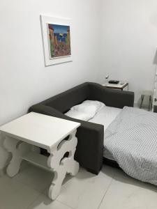 里约热内卢COPACABANA 2 Quartos e Sala, QUADRA DA PRAIA no Posto 6的房间里的一张床位和一张桌子