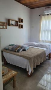 朱奎Apto Duplex com Mezanino的一间卧室配有两张床和一张桌子
