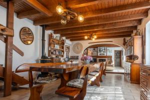 莱泽诺Villa Rosch的一间大型用餐室,配有木桌和椅子