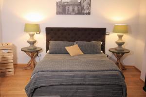 蒙多维R&B La Torre的一间卧室配有一张大床和两盏灯