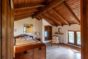 莱泽诺Villa Rosch的一间卧室,卧室内配有一张床和一把椅子