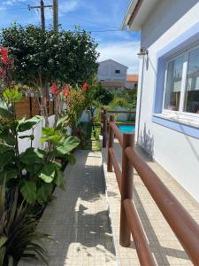 沙尔内卡Vila Vale Guest House - Surf & Yoga的植物屋外的走道