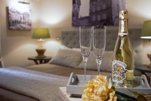 蒙多维R&B La Torre的桌子上放有一瓶香槟和两杯香槟酒