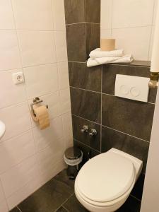 Hotel SuvaNa的一间带卫生间和毛巾的小浴室