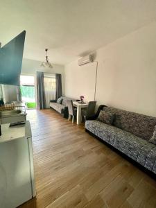 克拉列沃Apartman K2的客厅配有沙发和桌子