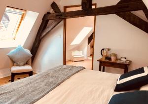 布尔日L’AMANTINE Chambres d’hôtes et gîte的一间卧室配有一张床和镜子