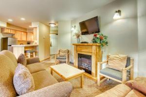 莱文沃思Icicle Village Resort 401 Aspen Abode的带沙发和壁炉的客厅