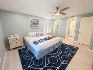 克利尔沃特Sea Club Condo #405的一间卧室配有一张床和吊扇